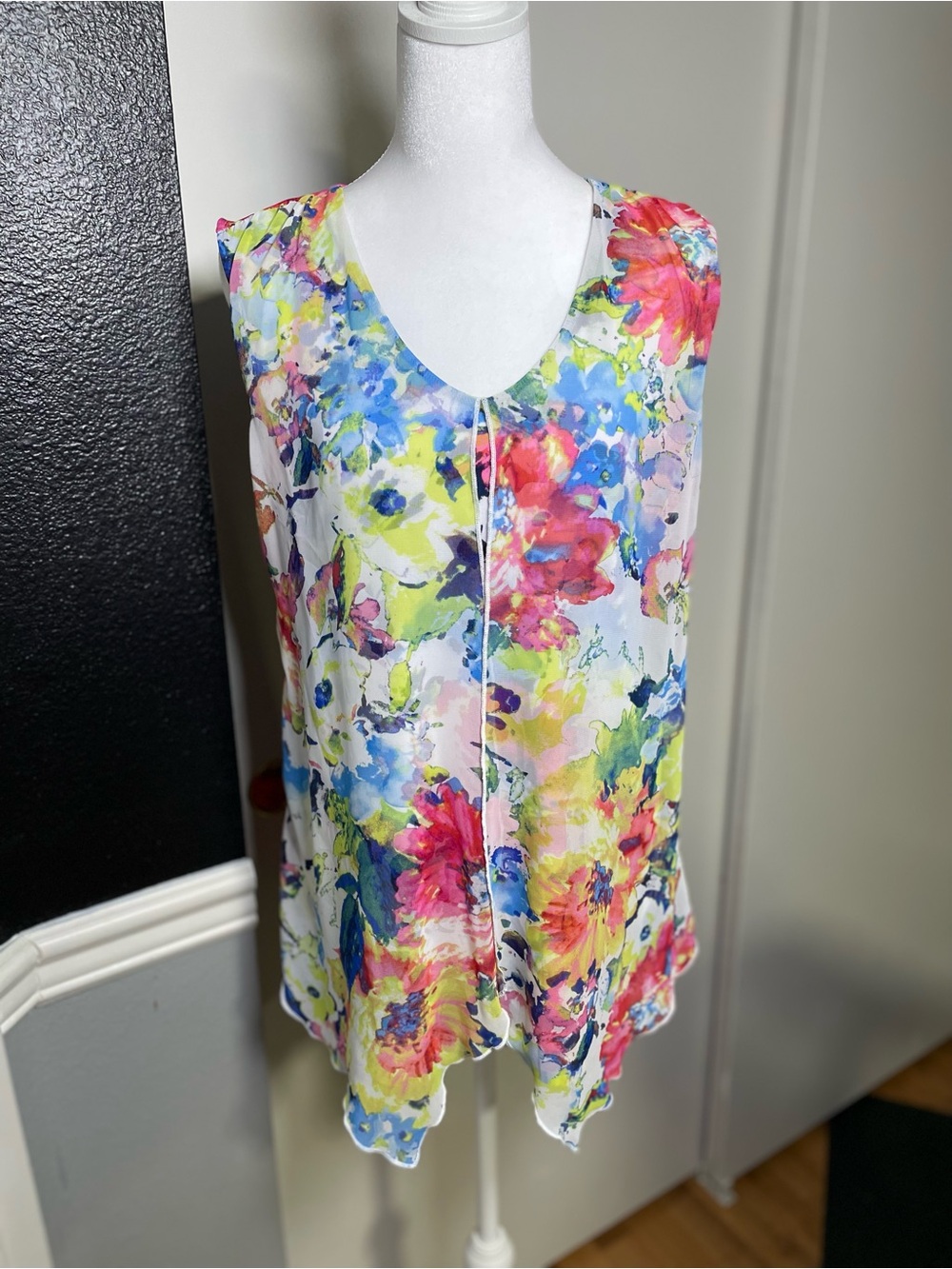 Floral V-Neck Sleeveless Camisole in Multicolor